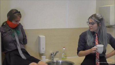 Avhengig / bundet og kneblet / dame i nød